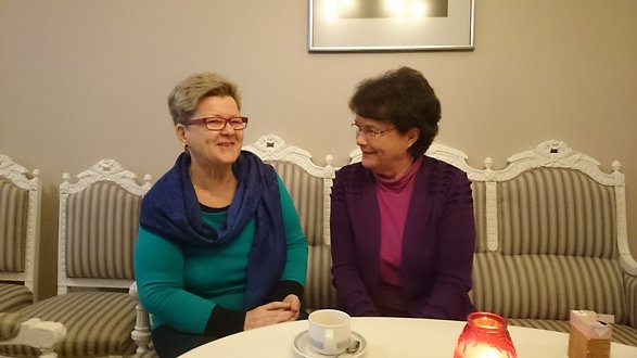 Yhdistyksen uusi puheenjohtaja Riitta Keuramo ja edellinen puheenjohtaja (2011-2016) Pirjo-Liisa Sillgren tekivät vastuunvaihtoa vuoden 2017 lähetessä leppoisissa tunnelmissa.