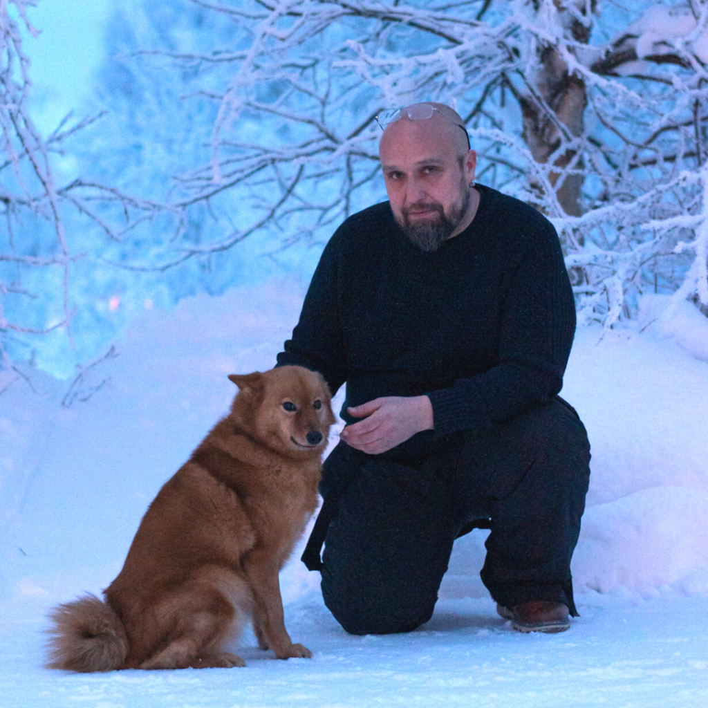 Kuvassa Tunturikeimiön päällikkö Jouni Sykkö lumisessa maisemassa koiran kanssa