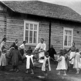 Vuonna 1903 NNKY sai lahjoituksena Riutulan tilan, jonne NNKY perusti vuonna 1907 lasten- ja vanhainkodin. Sittemmin Riutulassa keskityttiin lapsiin. Riutula palveli 70 vuotta aina vuoteen 1978. Vuonna 1903 NNKY sai lahjoituksena Riutulan tilan, jonne NNKY perusti vuonna 1907 lasten- ja vanhainkodin. Sittemmin Riutulassa keskityttiin lapsiin. Riutula palveli 70 vuotta aina vuoteen 1978.