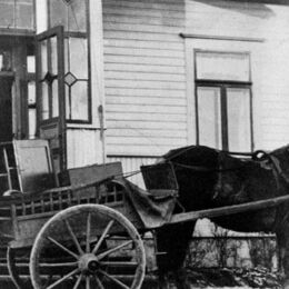 NNKY:n kiertävä kirjasto aloitti toimintansa vuonna 1910, aikana ennen suomalaisen kirjastolaitoksen syntyä. NNKY:n kiertävä kirjasto aloitti toimintansa vuonna 1910, aikana ennen suomalaisen kirjastolaitoksen syntyä.