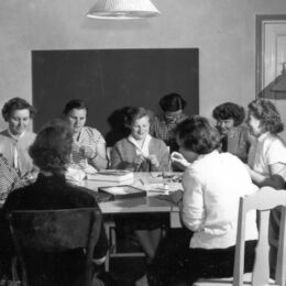 Helsingin NNKY:n kerho nuorille kaupunkiin muuttaneille naisille vuodelta 1956. Helsingin NNKY:n kerho nuorille kaupunkiin muuttaneille naisille vuodelta 1956.