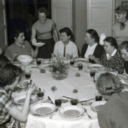 Jyväskylän NNKY:n hyvän käytöksen kurssi vuodelta 1956. Jyväskylän NNKY:n hyvän käytöksen kurssi vuodelta 1956.