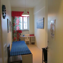 Hiljainen huone käytävällä käytettävissä kun tarvitaan omaa rauhaa esim. lepäämiseen, tärkeän puhelun soittamiseen jne. Jyväskylän NNKY hiljainen huone