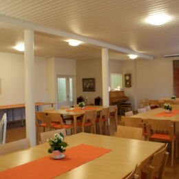 Juhlasali noin 50 henkilölle juhla- ja kokouskäyttöön. Juhlasali noin 50 henkilölle juhla- ja kokouskäyttöön.