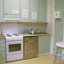 Keittiön hella ja tiskaustilat