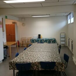 Alakerran kerhohuone koulutuksiin ja kokouksiin 10-15 hengelle Alakerran kerhohuone koulutuksiin ja kokouksiin 10-15 hengelle