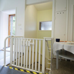 Lukittava turvaportti Lukittava turvaportti portaikon yläpäässä