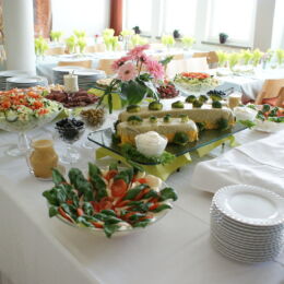 Pitopöytä katettuna