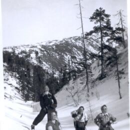 Naiset Keimiön tunturilla 1940-1950-luvun taitteessa. Naiset Keimiön tunturilla 1940-1950-luvun taitteessa.