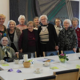 Juhlaväkeä pöydän ääressä