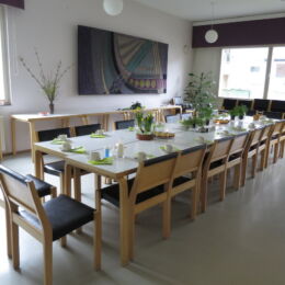 Salin pöytä katettuna