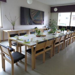 Salin pöytä katettuna